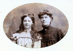 Photo:Julia Annie (1896) and Agnes  (1884) Davison
